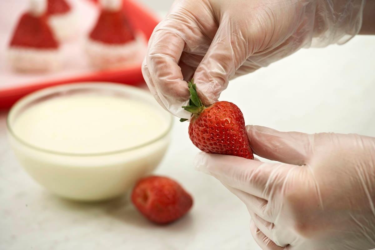 santa hat strawberries diy